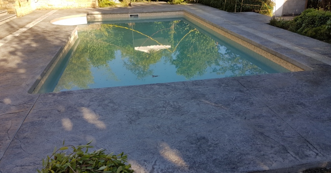 Plage de piscine Béton Estampé relief Granite, margelle incorporée