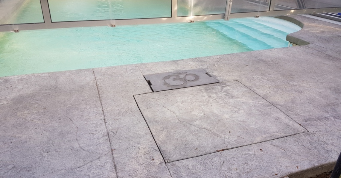 Plage de piscine Béton Estampé relief Granite, Margelle incorporée, Personnalisation regard technique piscine