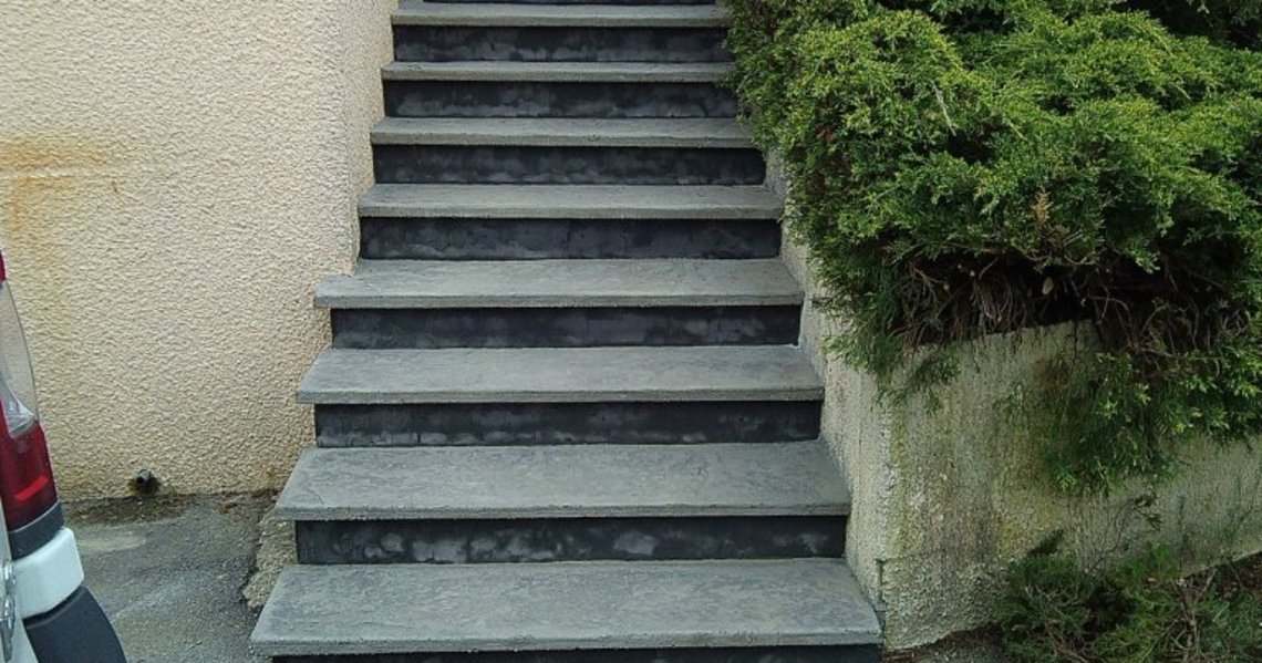 Escaliers avec nez de marche Béton Estampé relief granite, Bicolore