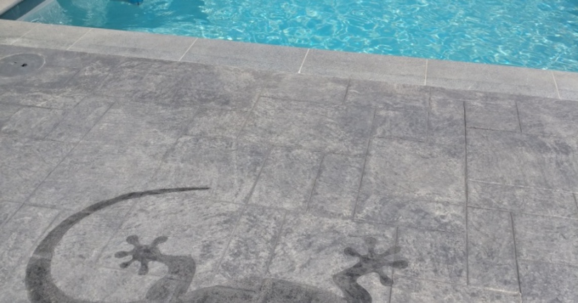 Plage de piscine Béton Estampé relief Ardoise, Personnalisation sur-mesure salamandre